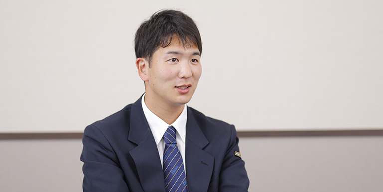 インタビューに答える中途採用男性タクシードライバーEさんの写真
