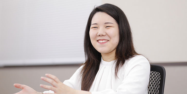 インタビューに答える新卒総合職女性Hさんの写真