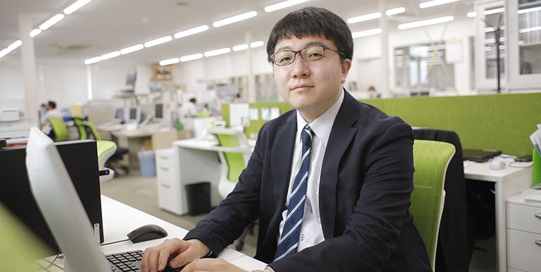 社内ITシステムの保守をする新卒総合職男性Kさんの写真