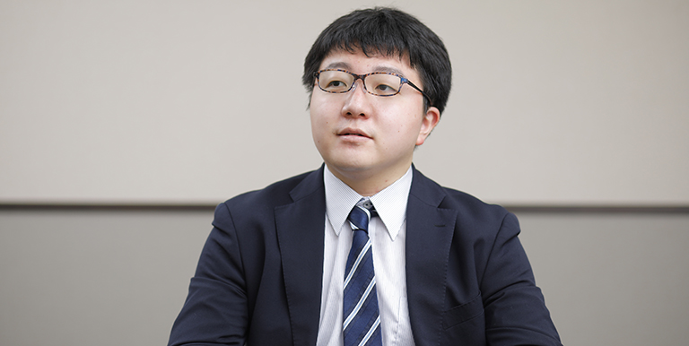 インタビューに答える新卒総合職男性Kさんの写真