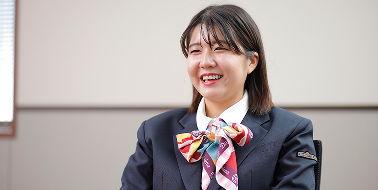 新卒女性タクシードライバーSさんのインタビュー写真
