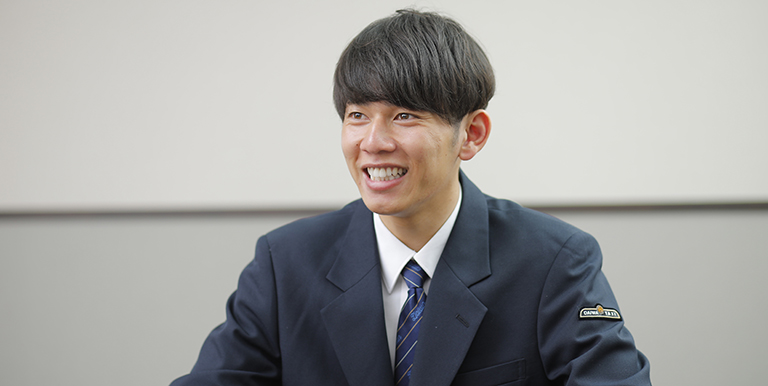 インタビューに答える新卒男性タクシードライバーMさんの写真