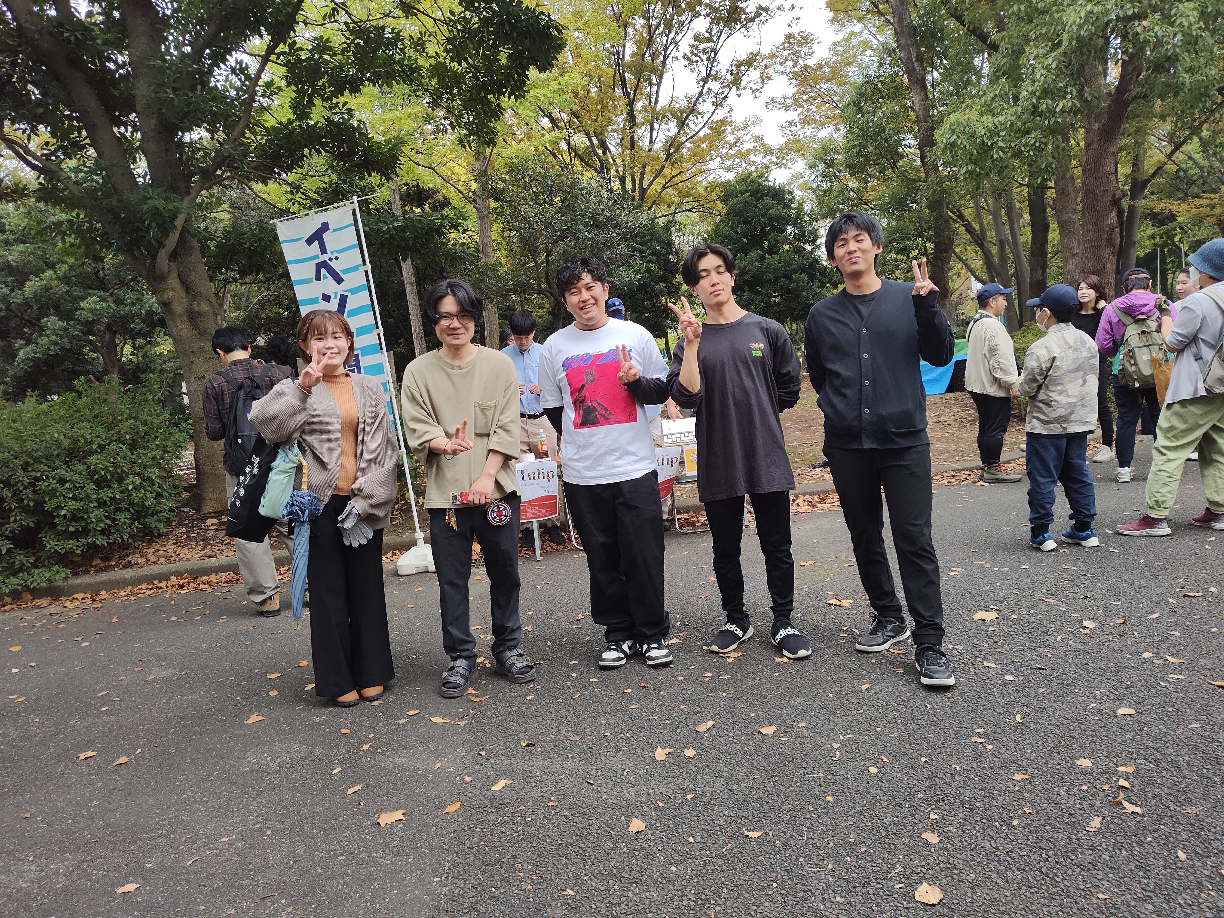 植え付けボランティアに参加したメンバーの集合写真