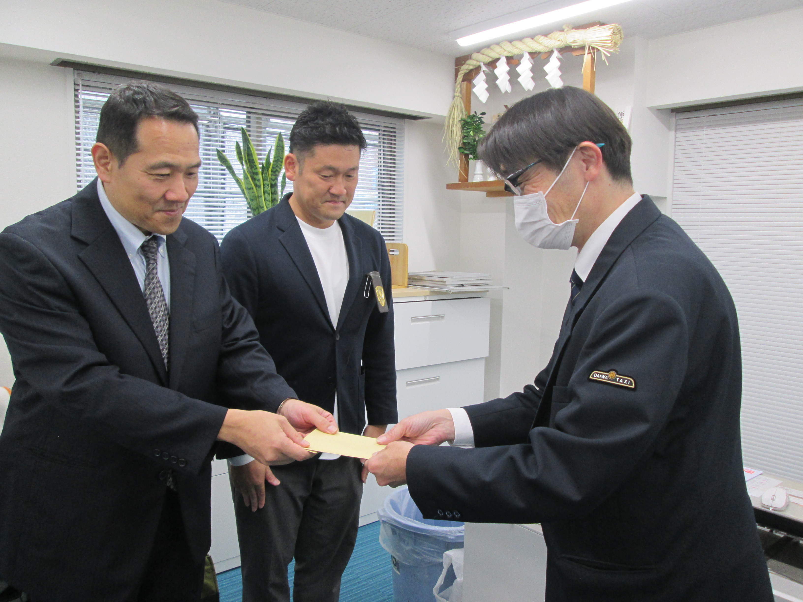 感謝の賞金を授与される乗務員