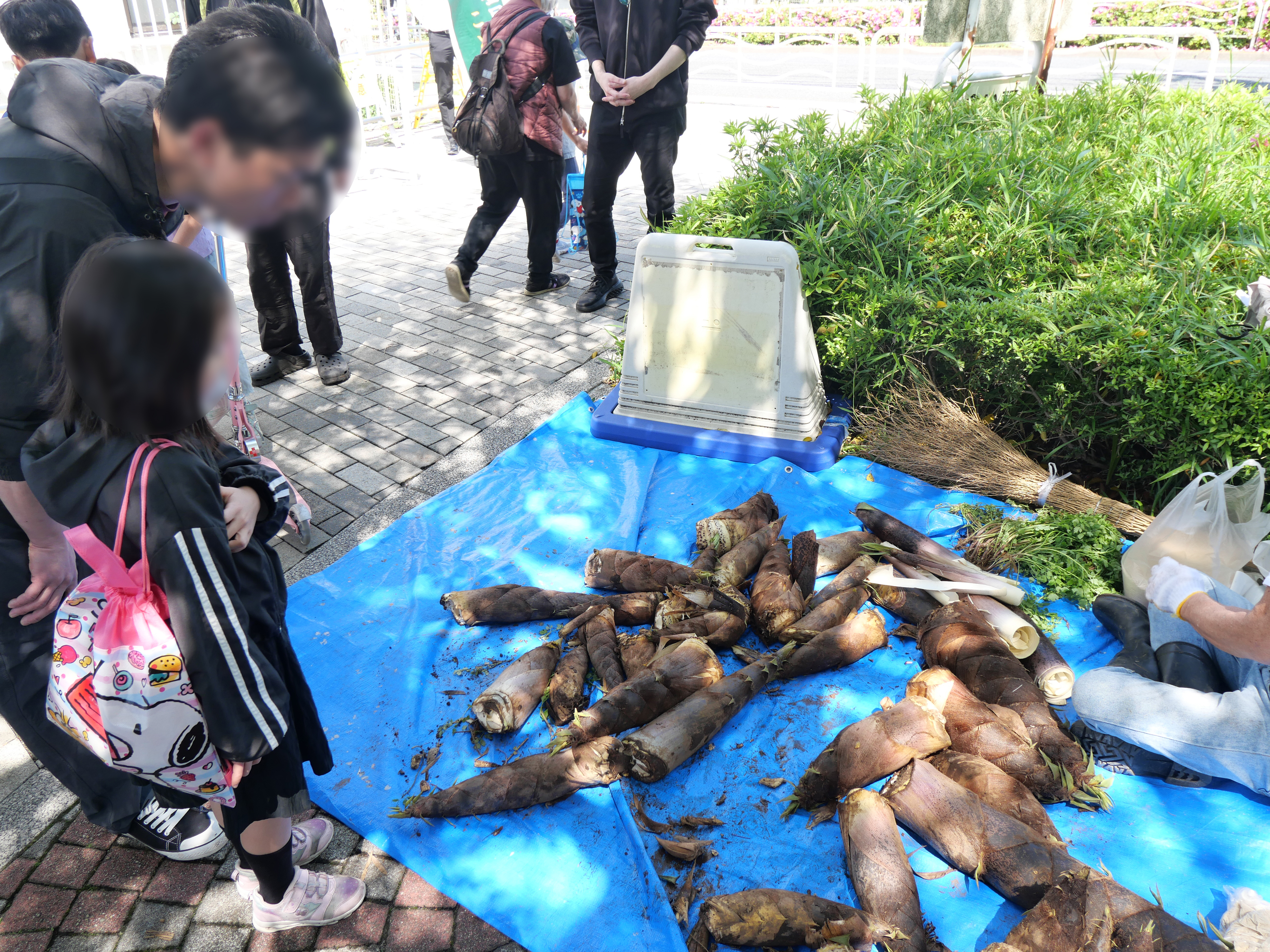 釜屋堀子育地蔵堂こどもまつりで筍を配っている様子