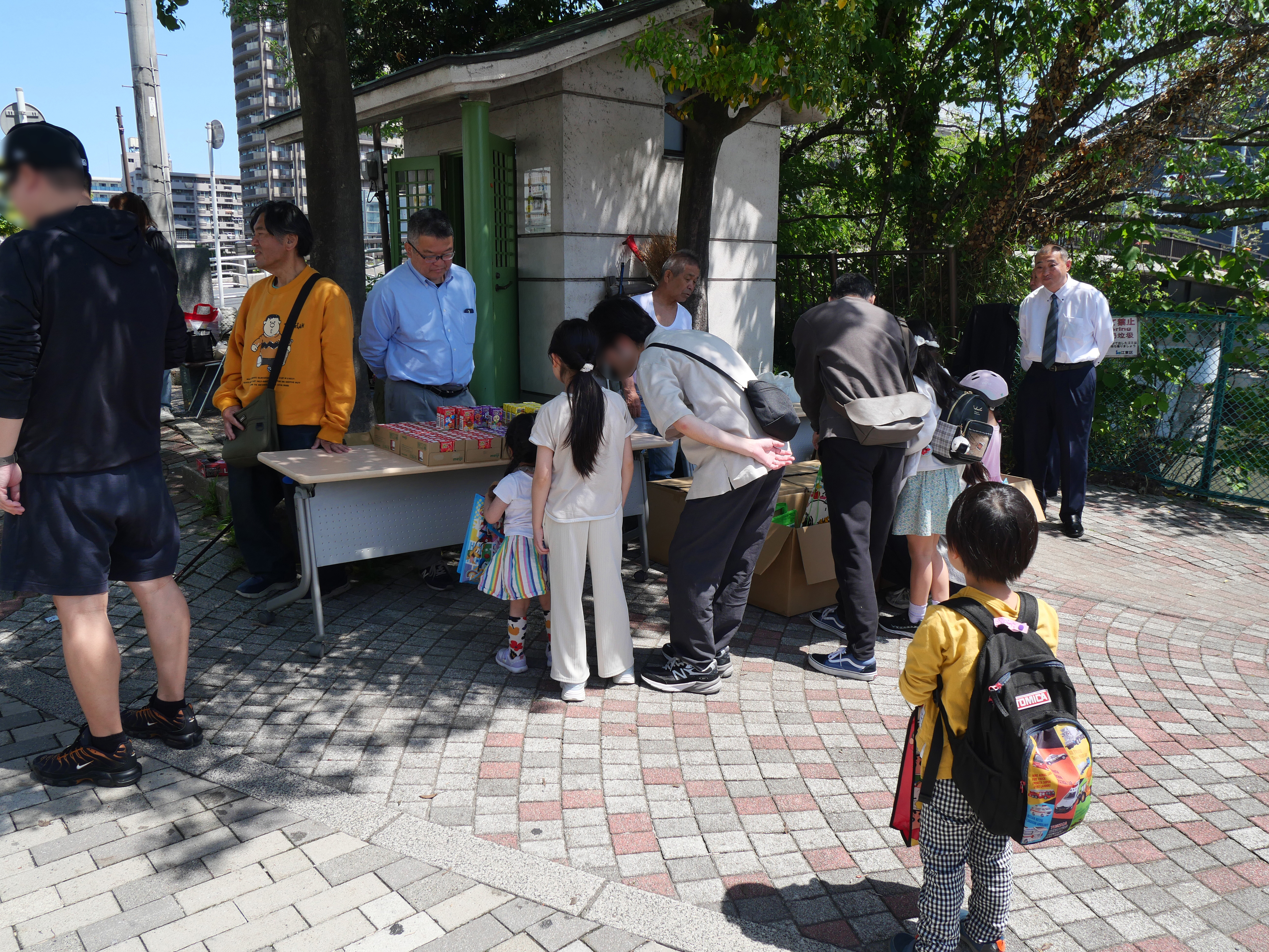 釜屋堀子育地蔵堂こどもまつりでお菓子を配っている様子