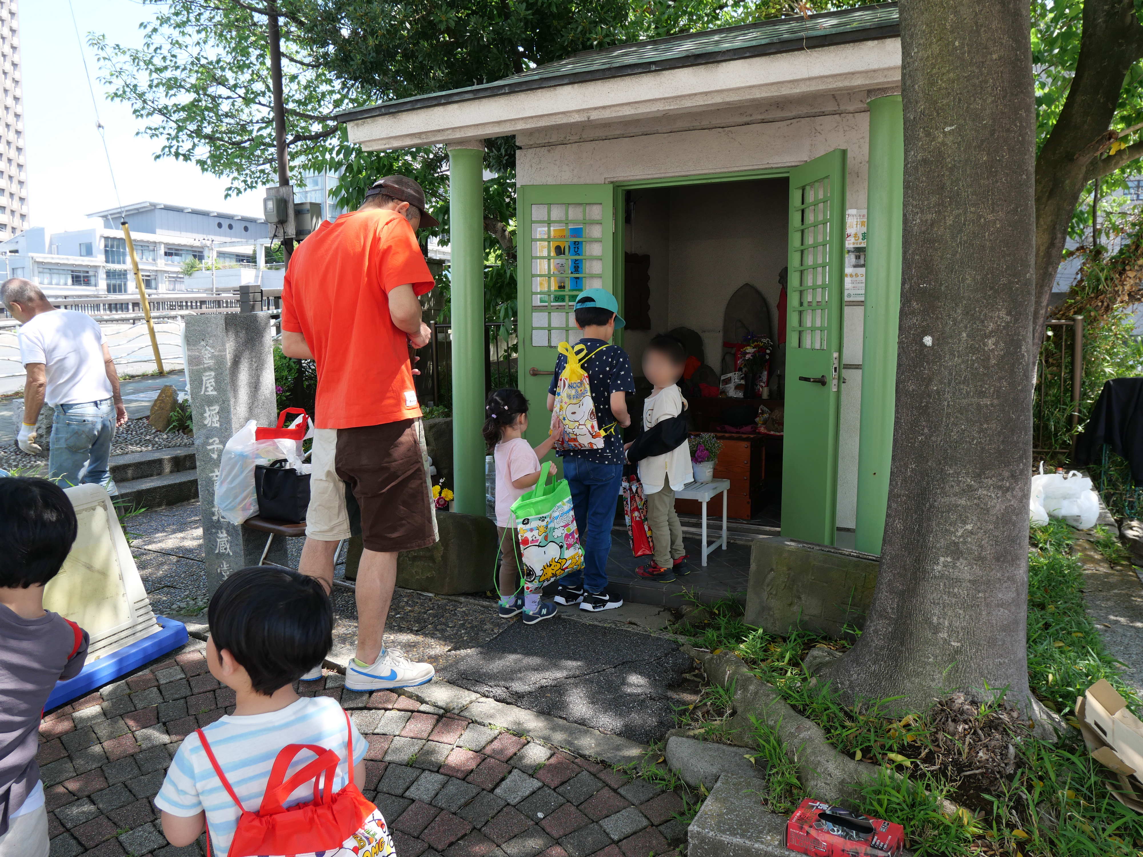 参加者が釜屋堀子育地蔵堂でお参りする様子