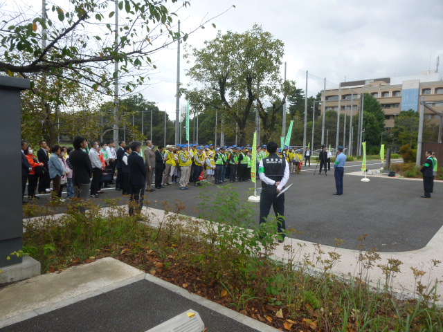 「秋のながら見守り活動・出発式」の写真です。西東京市総務部危機管理課と西東京市防犯協会、 西東京市シルバー人材センター合同で挙行されました。