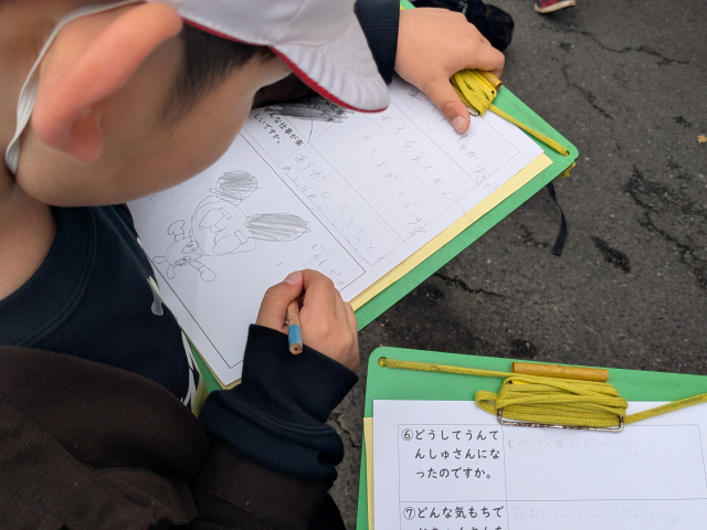 保谷小学校２年生が「町探検」で来社_わびっとを写生