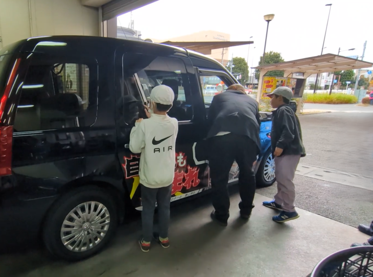 保谷小学校２年生が「町探検」で来社_運転席に座ってドライバーの仕事を疑似体験