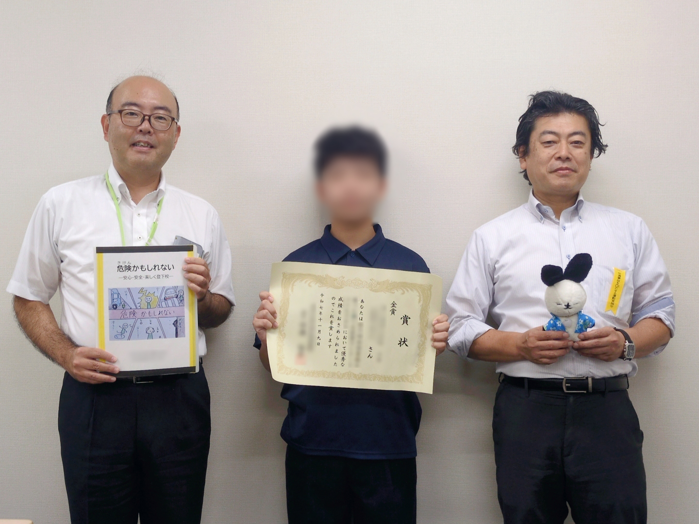 金賞の賞状を持った中学１年生と講師たち